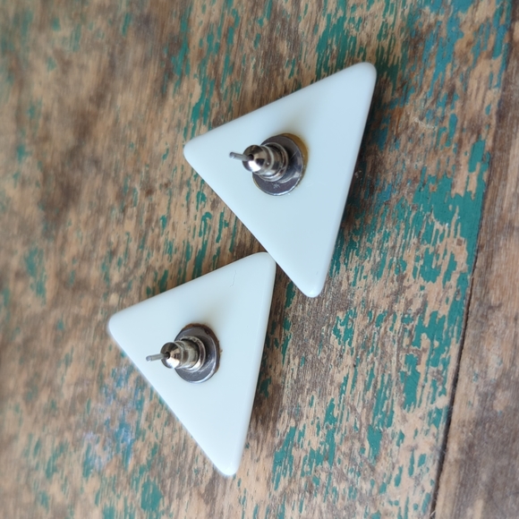 Vintage Black & White Pearlized Lucite Triangle Pyramid Post Earrings - Picture 6 of 7